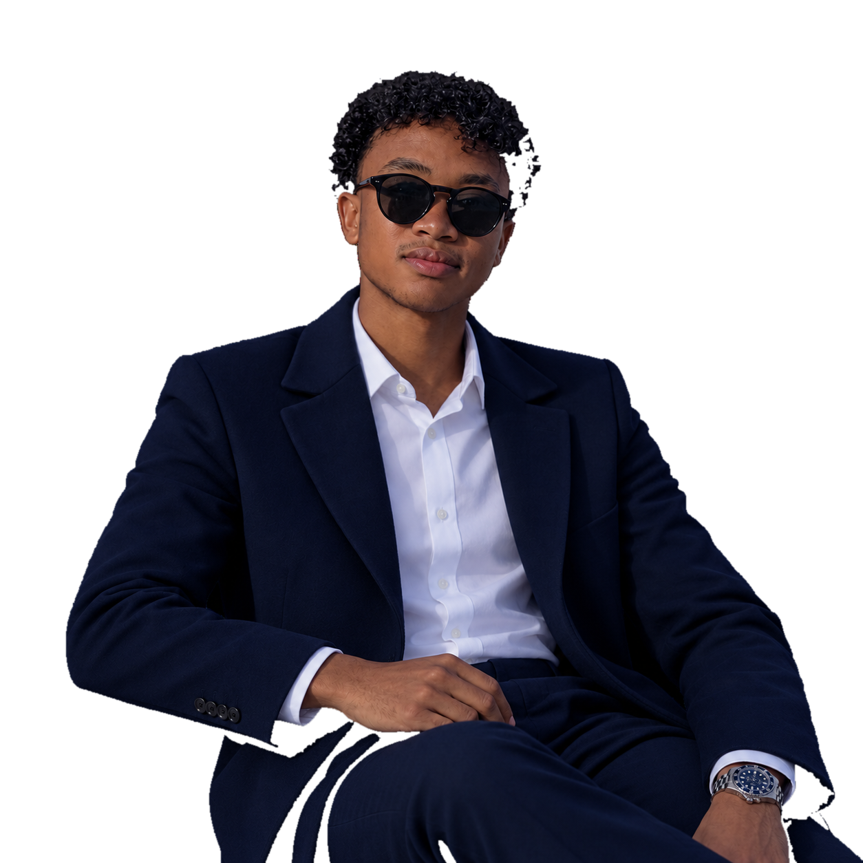 Jessy Razafindraibe en costume bleu marine et chemise blanche